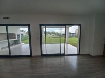 CASA A ESTRENAR EN BARRIO SAN PABLO, PILAR! EXCELENTE CALIDAD DE CONSTRUCCION!