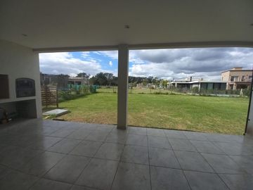 CASA A ESTRENAR EN BARRIO SAN PABLO, PILAR! EXCELENTE CALIDAD DE CONSTRUCCION!