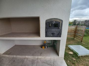 CASA A ESTRENAR EN BARRIO SAN PABLO, PILAR! EXCELENTE CALIDAD DE CONSTRUCCION!