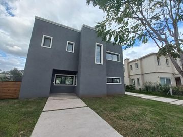 CASA A ESTRENAR EN BARRIO SAN PABLO, PILAR! EXCELENTE CALIDAD DE CONSTRUCCION!