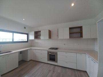 CASA A ESTRENAR EN BARRIO SAN PABLO, PILAR! EXCELENTE CALIDAD DE CONSTRUCCION!