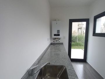 CASA A ESTRENAR EN BARRIO SAN PABLO, PILAR! EXCELENTE CALIDAD DE CONSTRUCCION!