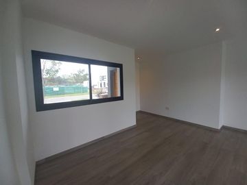 CASA A ESTRENAR EN BARRIO SAN PABLO, PILAR! EXCELENTE CALIDAD DE CONSTRUCCION!