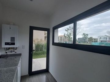 CASA A ESTRENAR EN BARRIO SAN PABLO, PILAR! EXCELENTE CALIDAD DE CONSTRUCCION!