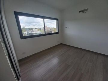 CASA A ESTRENAR EN BARRIO SAN PABLO, PILAR! EXCELENTE CALIDAD DE CONSTRUCCION!