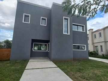 CASA A ESTRENAR EN BARRIO SAN PABLO, PILAR! EXCELENTE CALIDAD DE CONSTRUCCION!