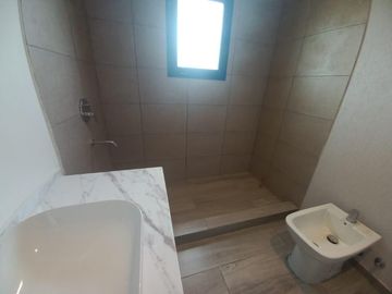 CASA A ESTRENAR EN BARRIO SAN PABLO, PILAR! EXCELENTE CALIDAD DE CONSTRUCCION!