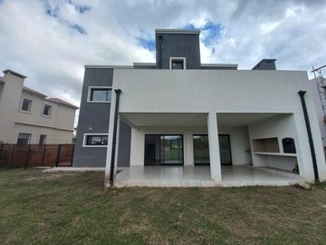 CASA A ESTRENAR EN BARRIO SAN PABLO, PILAR! EXCELENTE CALIDAD DE CONSTRUCCION!