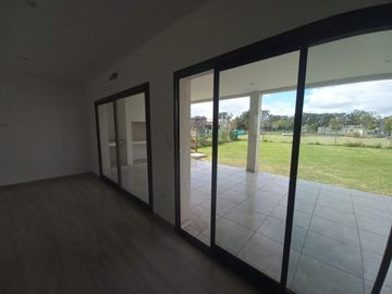 CASA A ESTRENAR EN BARRIO SAN PABLO, PILAR! EXCELENTE CALIDAD DE CONSTRUCCION!