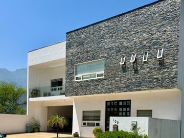 Casa en Venta en Carretera Nacional, zona Valle Alto