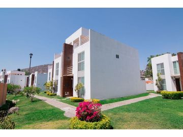 Casa en Renta en Jiutepec en Residencial con Vigilancia Alberca Jardín