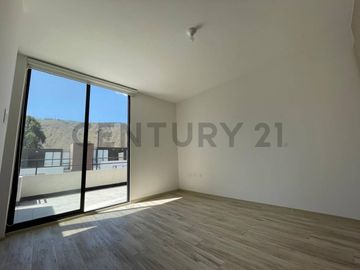 VENTA DE CASA EN CONJUNTO PRIVADO MITAD DEL MUNDO
