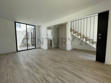 VENTA DE CASA EN CONJUNTO PRIVADO MITAD DEL MUNDO