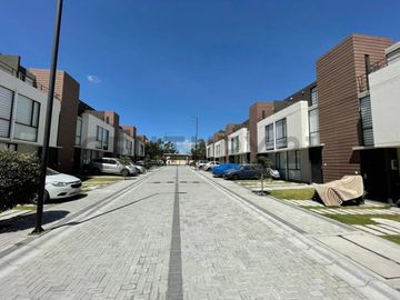 VENTA DE CASA EN CONJUNTO PRIVADO MITAD DEL MUNDO
