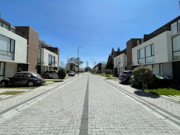 VENTA DE CASA EN CONJUNTO PRIVADO MITAD DEL MUNDO