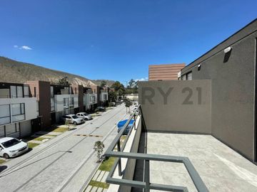 VENTA DE CASA EN CONJUNTO PRIVADO MITAD DEL MUNDO