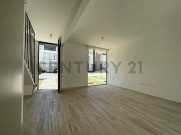 VENTA DE CASA EN CONJUNTO PRIVADO MITAD DEL MUNDO