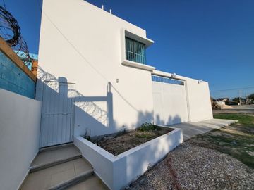 Oficinas en Venta con Patio de maniobras en Km 8.5, Ciudad del Carmen