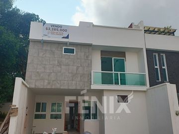 Casa en pre-venta  con habitación en planta baja - Fracc. Privado Coatepec