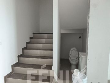 Casa en pre-venta  con habitación en planta baja - Fracc. Privado Coatepec