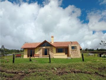 En la vereda Frailejonal de La Calera vendo linda casa de campo