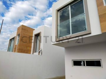 CASA A ESTRENAR AL SUR DE MANTA , URBANIZACION CRISTAL AZUL