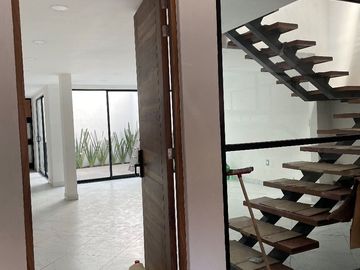 CASA SOLA TOTALMENTE REMODELADA 4 ó 5 RECÁMARAS, ESQ. PILARES, COL. LETRÁN VALLE