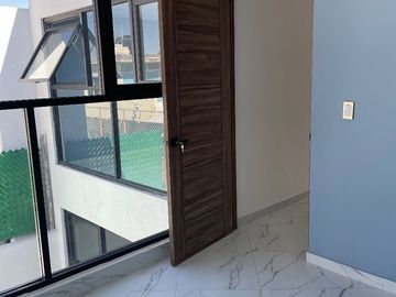 CASA SOLA TOTALMENTE REMODELADA 4 ó 5 RECÁMARAS, ESQ. PILARES, COL. LETRÁN VALLE