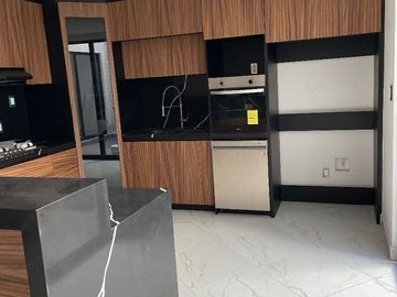 CASA SOLA TOTALMENTE REMODELADA 4 ó 5 RECÁMARAS, ESQ. PILARES, COL. LETRÁN VALLE