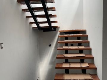 CASA SOLA TOTALMENTE REMODELADA 4 ó 5 RECÁMARAS, ESQ. PILARES, COL. LETRÁN VALLE
