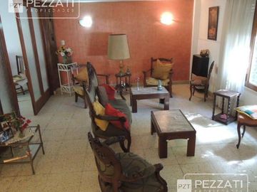 Chalet.Z/ Chauvin. 3 dormitorios. Escritorio. Parque. Garage