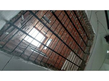 CASA VENTA   SANTA LUCIA  MEDELLN  PRIMER PISO CERCA ESTACION