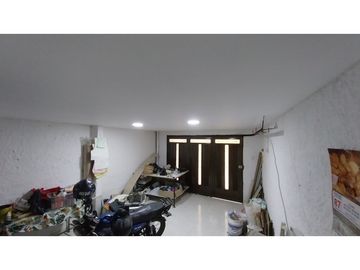 CASA VENTA   SANTA LUCIA  MEDELLN  PRIMER PISO CERCA ESTACION
