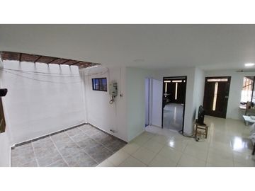 CASA VENTA   SANTA LUCIA  MEDELLN  PRIMER PISO CERCA ESTACION