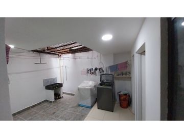 CASA VENTA   SANTA LUCIA  MEDELLN  PRIMER PISO CERCA ESTACION