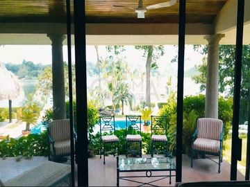 CASA EN VENTA FRENTE AL RÍO EN TUXPAN, VER.
