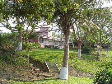 CASA EN VENTA FRENTE AL RÍO EN TUXPAN, VER.