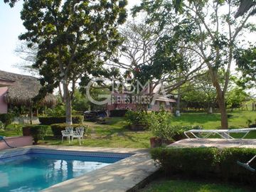 CASA EN VENTA FRENTE AL RÍO EN TUXPAN, VER.
