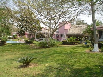 CASA EN VENTA FRENTE AL RÍO EN TUXPAN, VER.