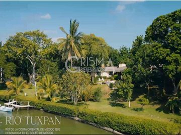 CASA EN VENTA FRENTE AL RÍO EN TUXPAN, VER.
