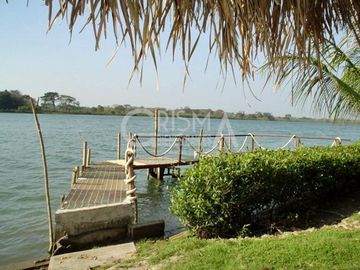 CASA EN VENTA FRENTE AL RÍO EN TUXPAN, VER.