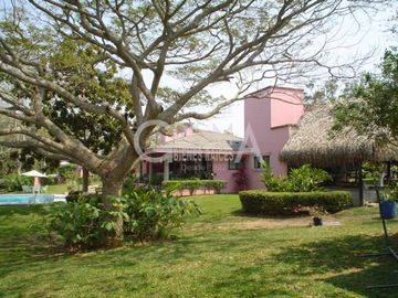 CASA EN VENTA FRENTE AL RÍO EN TUXPAN, VER.