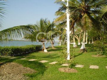 CASA EN VENTA FRENTE AL RÍO EN TUXPAN, VER.