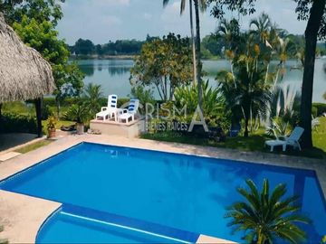 CASA EN VENTA FRENTE AL RÍO EN TUXPAN, VER.