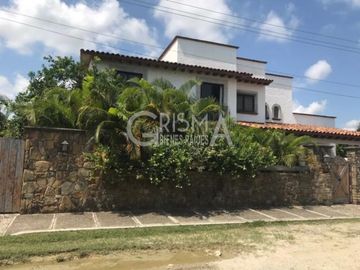 PRECIOSA CASA EN VENTA O RENTA ESTILO MEXICANO EN COL. JARDINES DE TUXPAN