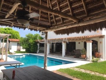 PRECIOSA CASA EN VENTA O RENTA ESTILO MEXICANO EN COL. JARDINES DE TUXPAN