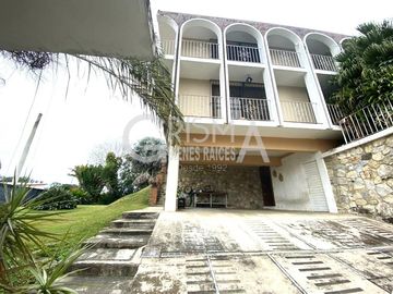 PRECIOSA CASA EN VENTA EN FRACC. JARDINES CON MUCHO JARDÍN