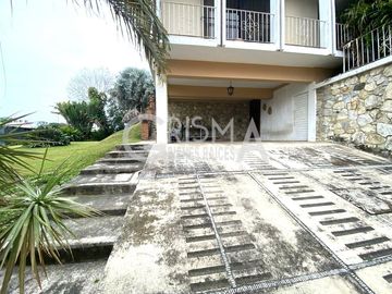 PRECIOSA CASA EN VENTA EN FRACC. JARDINES CON MUCHO JARDÍN