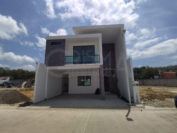 CASA EN VENTA EN FRACCIONAMIENTO LA HERRADURA