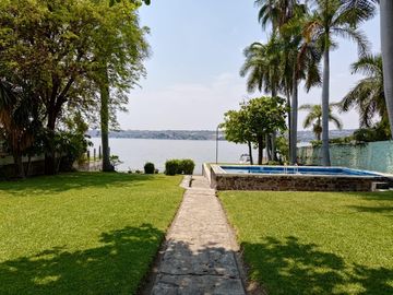 CASA EN TEQUESQUITENGO CON ACCESO AL LAGO
